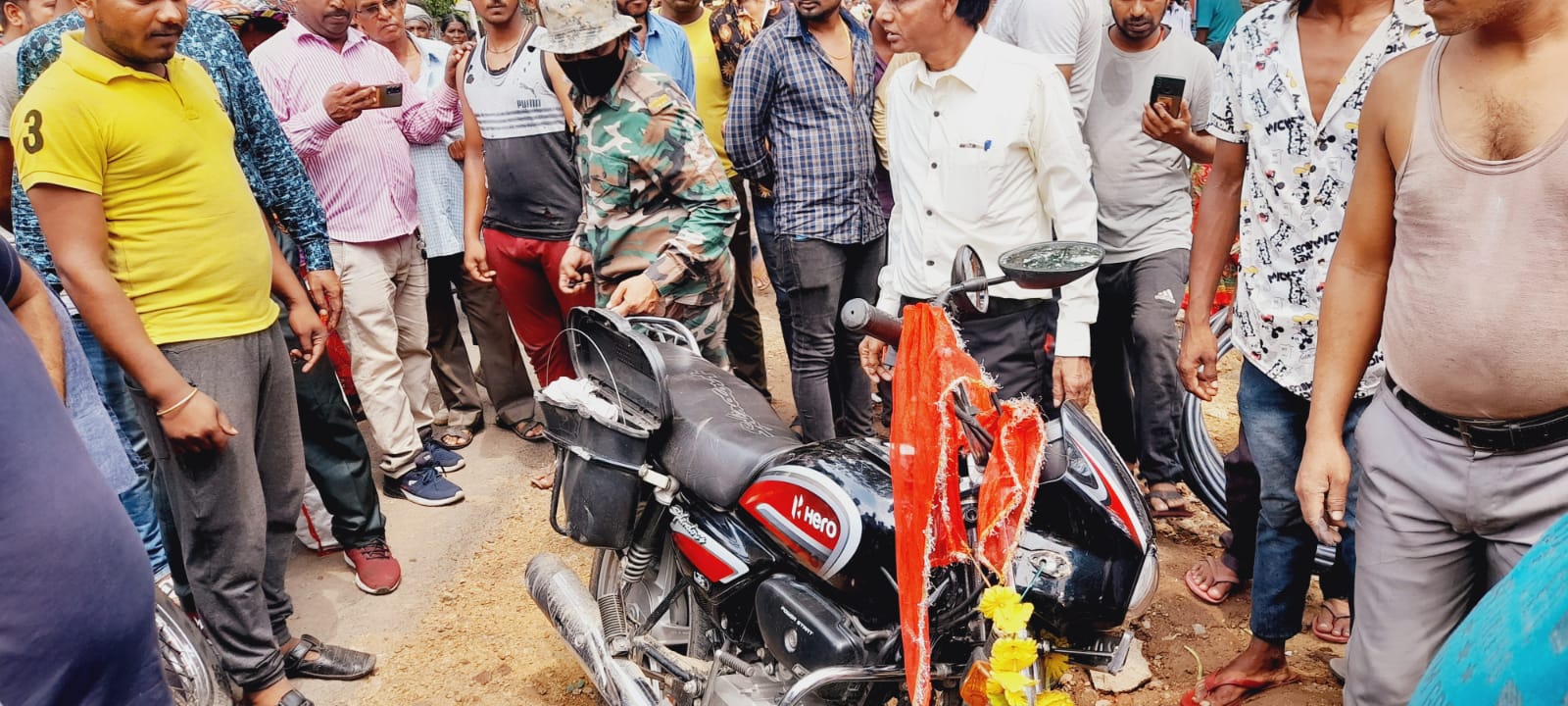 भुरकुंडाः सड़क दुर्घटना में बाईक सवार की मौत, एक घायल