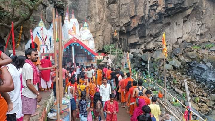साहिबगंज : मोती झरना स्थित शिव मंदिर में भोलेनाथ के दर्शन को उमड़ी भीड़