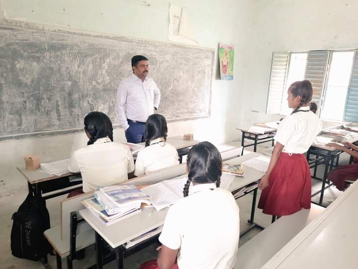 पलामू उपायुक्त ने मनातू में विद्यालयों का किया निरीक्षण