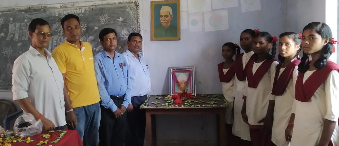 राजकीय उत्क्रमित मध्य विद्यालय पोटंगा में उत्साह से मना शिक्षक दिवस