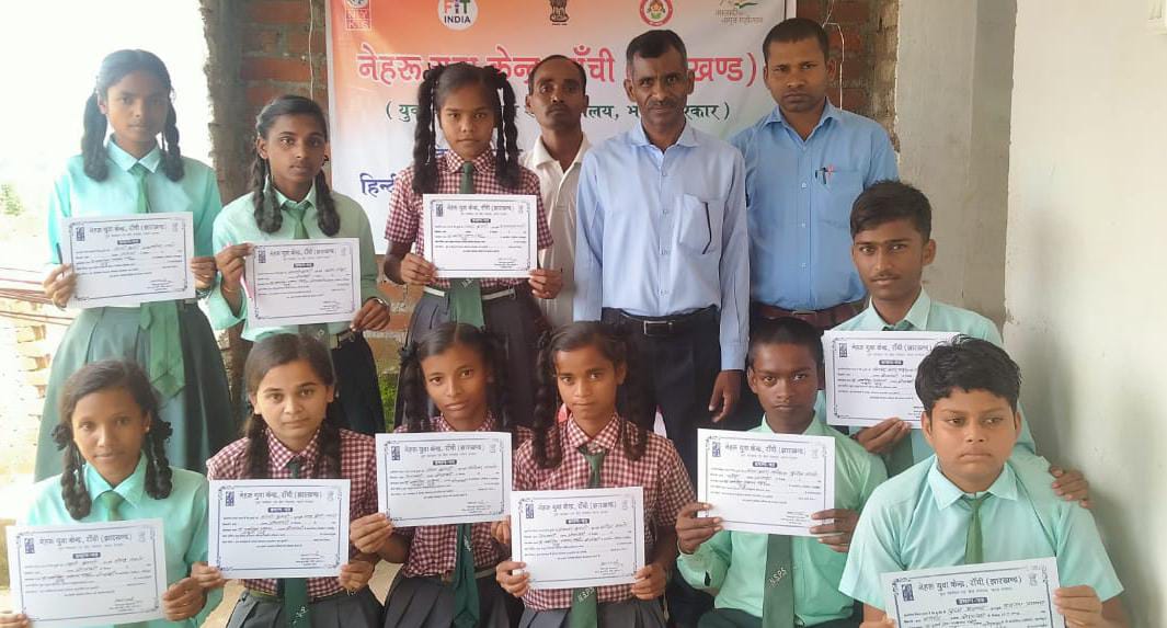 नेहरू युवा केंद्र ने स्कूलों में किया प्रतियोगिता का आयोजन