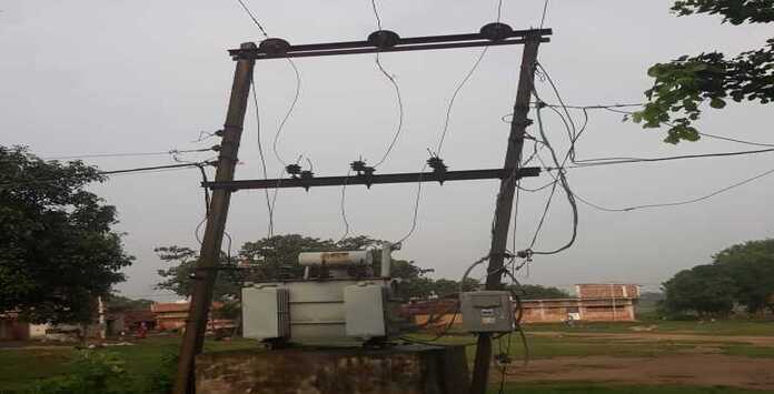 नवलशाही: जर्जर विद्युत तारों से हो रही बिजली आपूर्ति की समस्या