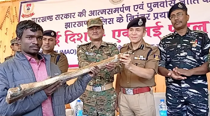 Naxalite Kuldeep Ganjhu surrendered in Chaibasa
