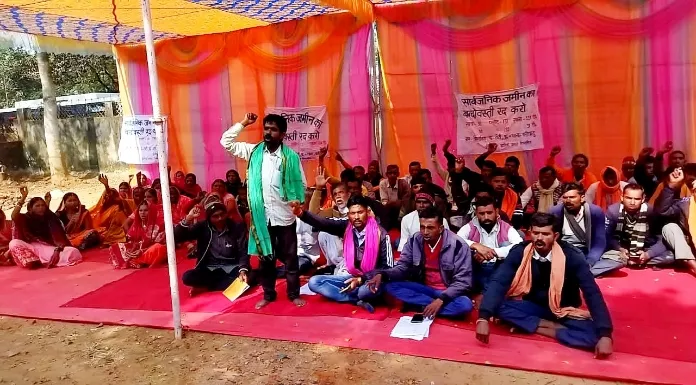 लातेहार अनुमंडल कार्यालय पर पिपराडीह के ग्रामीणों ने किया प्रदर्शन 
