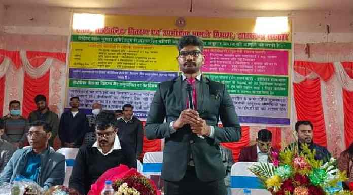 DC gave instructions in the workshop of PDS shopkeepers in Chatra