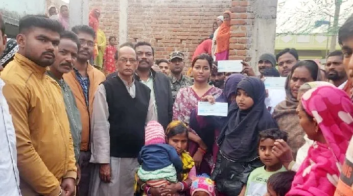 MLA Amba Prasad handed over a check of five lakh each to the dependents of the deceased.