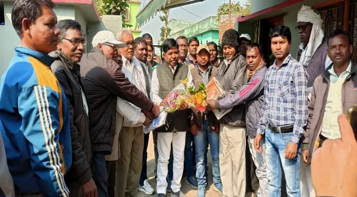 Santhal community members meet Fagu Besra
