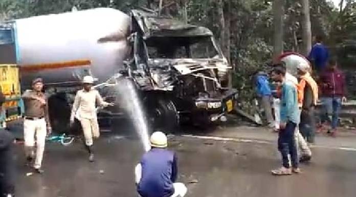 Tanker driver burnt alive in Koderma road accident