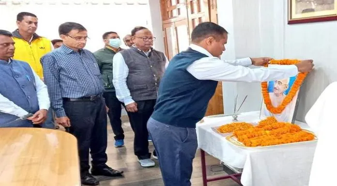 Tribute paid on the death anniversary of Mahatma Gandhi in Latehar