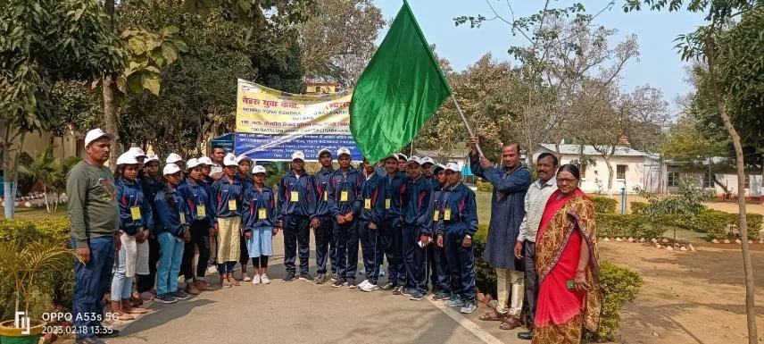 A group of 20 youths from Chatra left for Mumbai