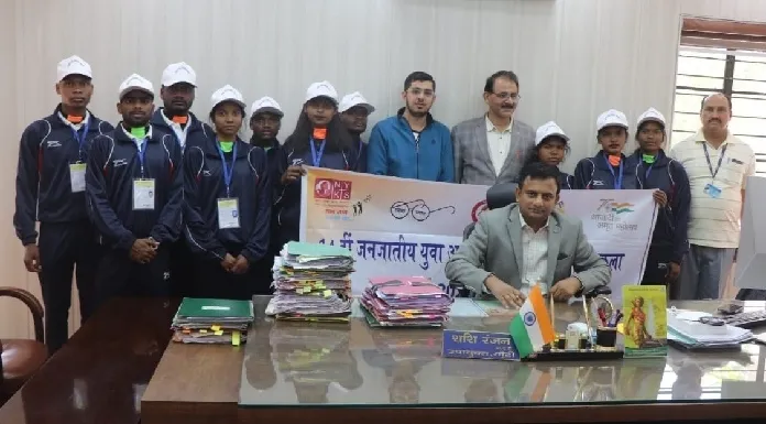 A team of 10 youths from Khunti left for Haryana