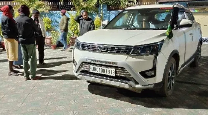 Firing on JMM leader Sonaram Manjhi's car, wife survived
