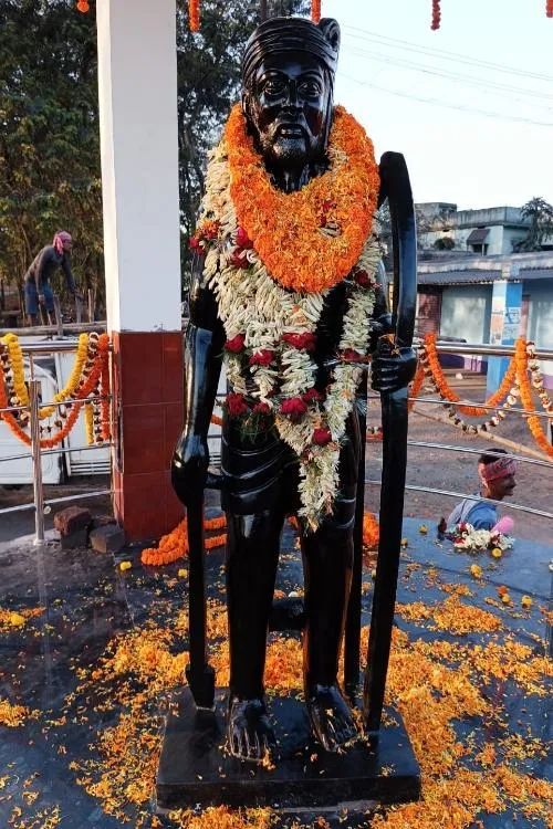 Statue of Martyr Tilka Manjhi unveiled in Urimari