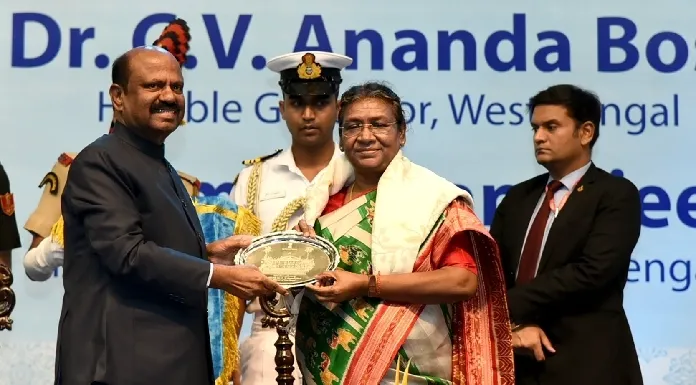 Citizens honor the President at the felicitation ceremony