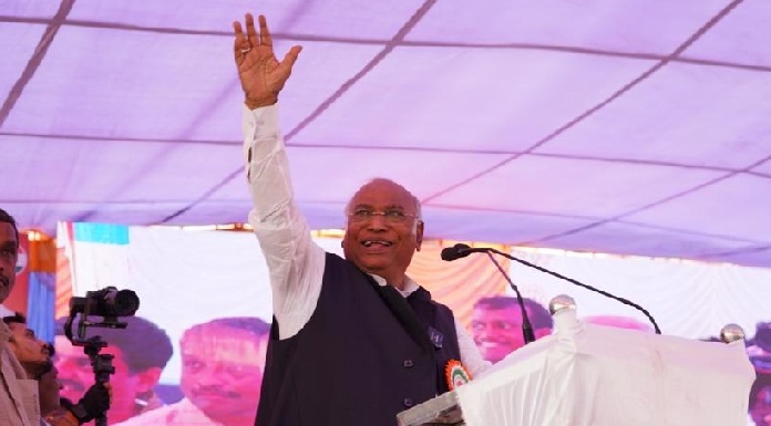 Congress President said - Modi is like a poisonous snake!
