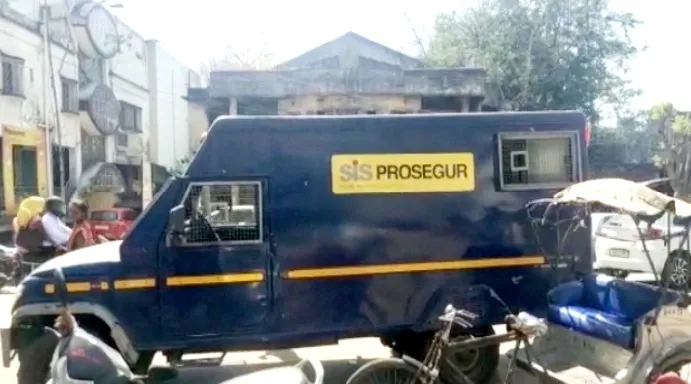 Criminals looted 30 lakhs from cash van by firing in Ramgarh