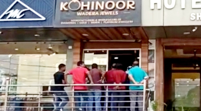 Criminals looted jewelry worth 10 lakhs in jewelry shop