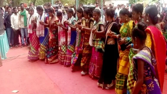 लोक नृत्य प्रस्तुत करती युवतियां