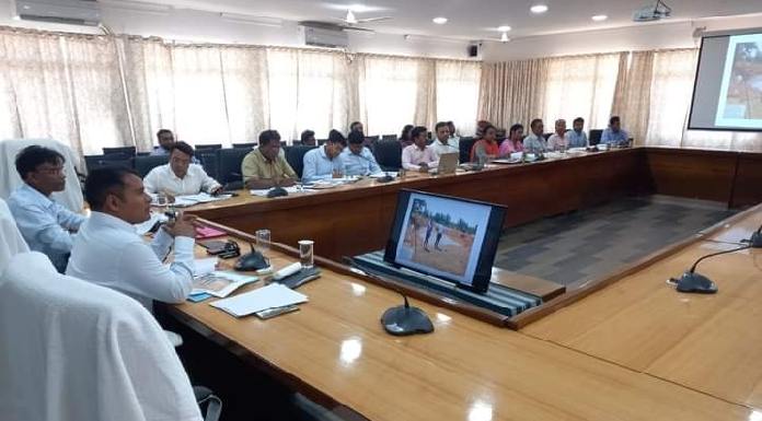Latehar DC reviewed Amrit Sarovar scheme in the meeting