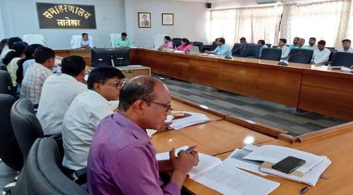 Latehar DC reviewed the schemes run by the district panchayat branch