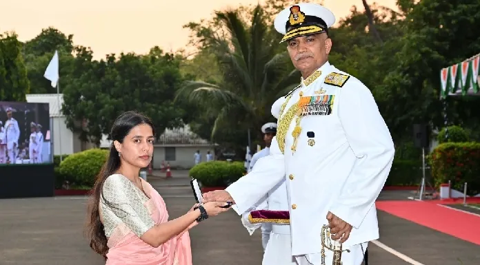 नौसेना प्रमुख ने वीरता और विशिष्ट सेवा पदक प्रदान किए