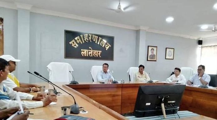 Latehar DC holds meeting with district heads of political parties