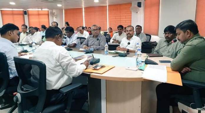 Palamu DC reviewed the works of education department