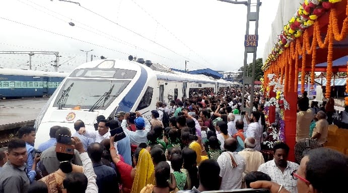 Ranchi-Patna Vande Bharat Express welcomed at Barkakana