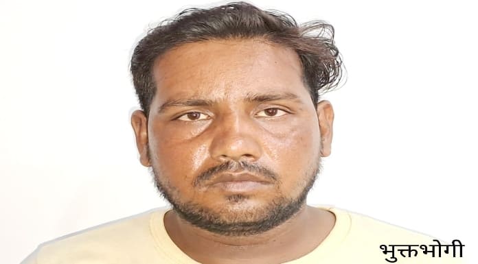 Bike riders snatched four lakh rupees from a person