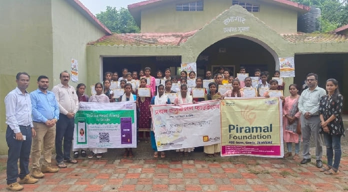 Distribution of summer camp certificate in Gumla block office