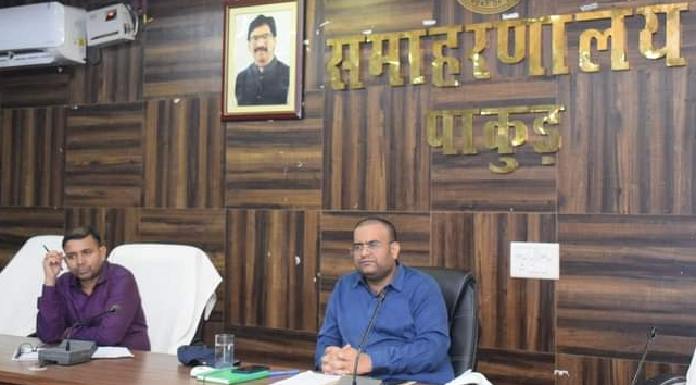 Pakur DC reviewed the works of Social Welfare Department