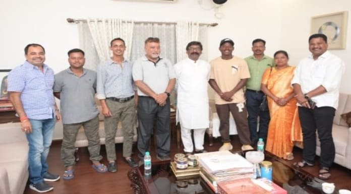 Robin Minz, the selected player in IPL, met the Chief Minister.