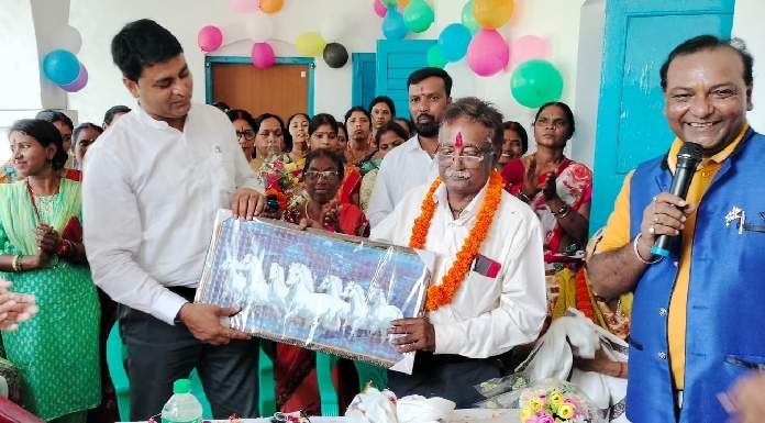 CCL: सेवानिवृत्ति पर क्षेत्रीय चिकित्सा पदाधिकारी डॉ. एचके सिंह को दी विदाई