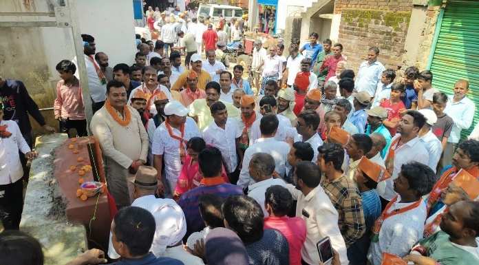 MLA Manish Jaiswal laid the foundation stone of two roads in Lupung.