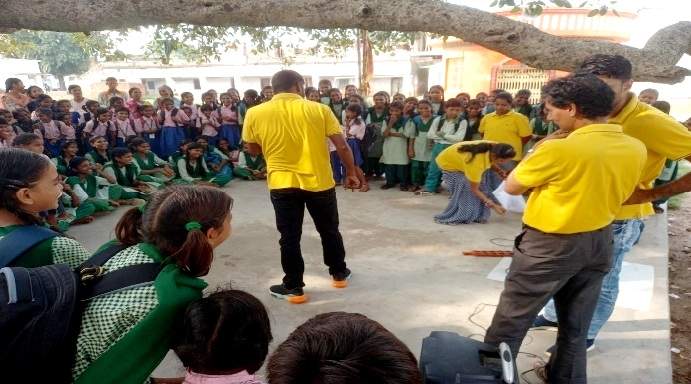 Street play staged on the theme of cleanliness and service in Koderma
