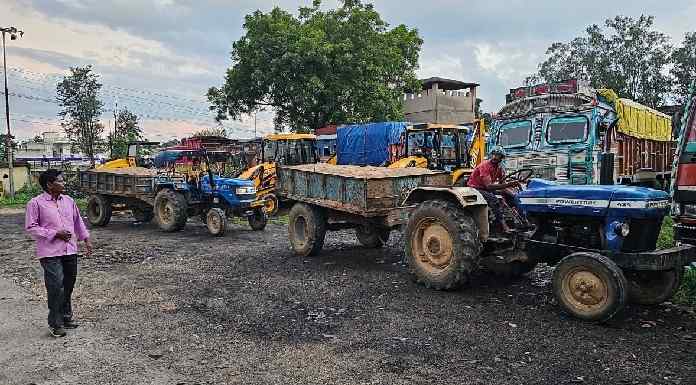 Two tractors carrying illegal sand seized in Mandu, driver arrested