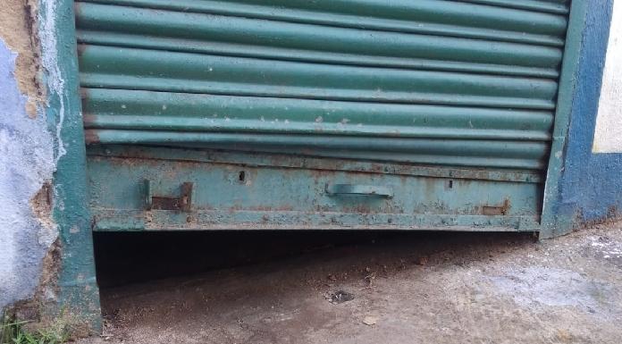 Theft by breaking the shutter of a grocery shop in Saunda D