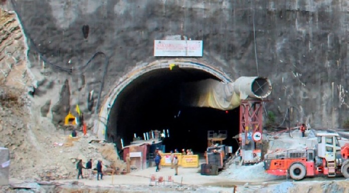 Uttarakhand tunnel rescue: सुरंग में फंसे 41 मजदूरों को निकाला जा रहा बाहर