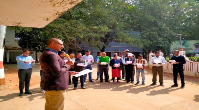 DC administered oath in Chatra Collectorate on Constitution Day