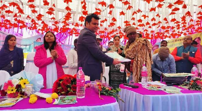 Deputy Commissioner inspected the camp organized in Sangrampur, Gola.