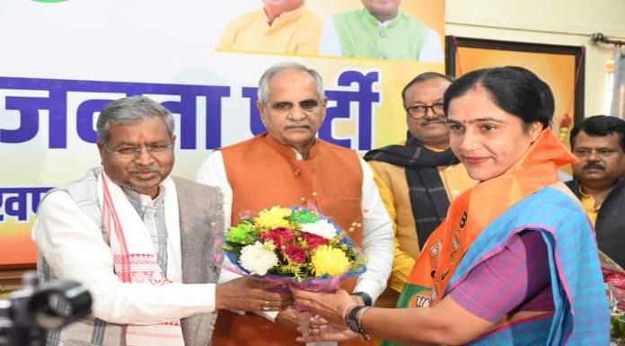 Dr. Parinda Singh, daughter-in-law of former minister Samaresh Singh, joins BJP