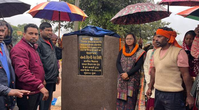 MLA Shilpi Neha Tirkey laid the foundation stone of the schemes in Lapung block.
