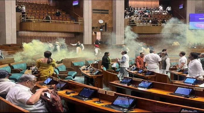 संसद भवन की सुरक्षा में चूक, सदन में दर्शक दीर्घा से कूदे दो संदिग्ध, फैलाया धुंआ