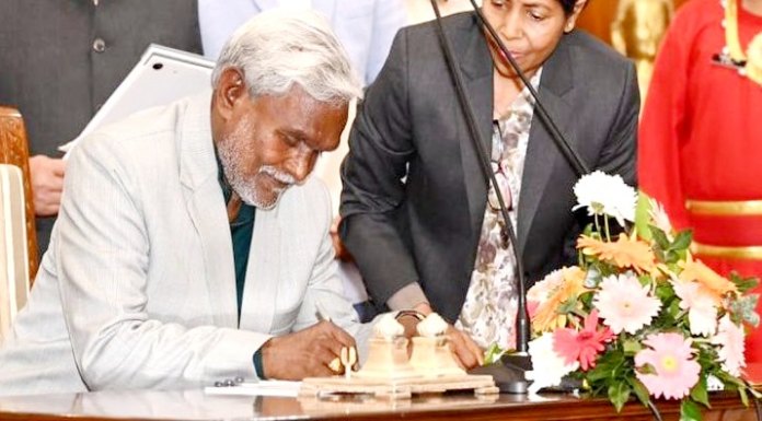 Champai Soren becomes Chief Minister of Jharkhand, takes oath at Raj Bhavan