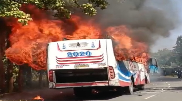 Passenger bus burnt to ashes in Barkagaon, no casualties