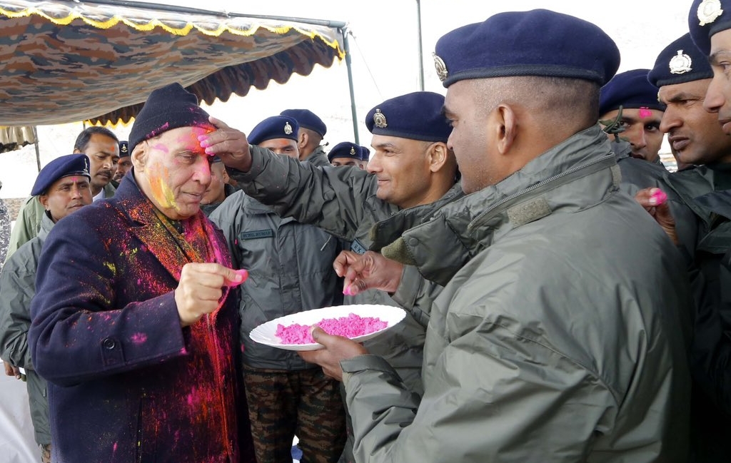 लेह में रक्षा मंत्री राजनाथ सिंह ने सैनिकों संग मनाई होली