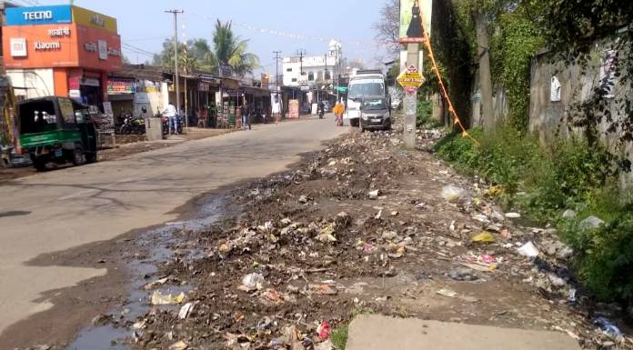 Dirty drain water flowing on Bhurkunda main road, causing trouble to people