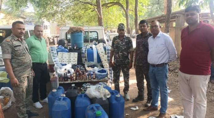 हजारीबाग: चौपारण में नकली विदेशी शराब की मिनी फैक्ट्री का हुआ भांडाफोड़