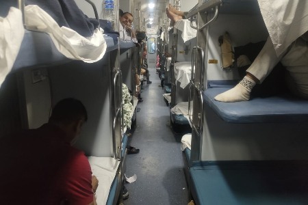 Passengers face problems due to faulty AC in coach B-3 of Howrah-Jabalpur Shaktipunj Express.