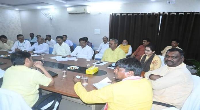 Leader of Opposition Amar Kumar Bauri held a meeting with Bokaro district officials.